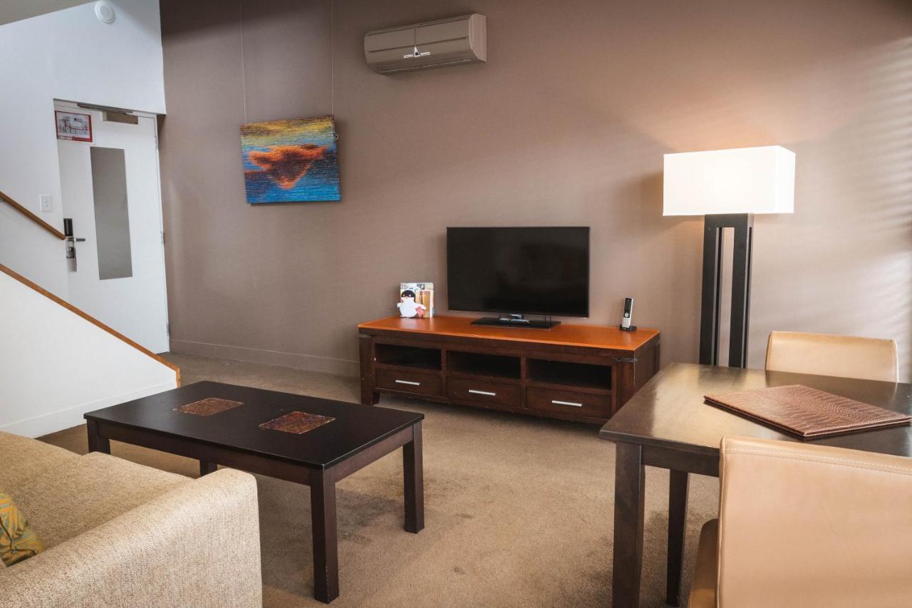 더 헨리 존스 아트 호텔 호바트 외부 사진 A living room in a typical apartment at the Village at Grand Traverse Commons