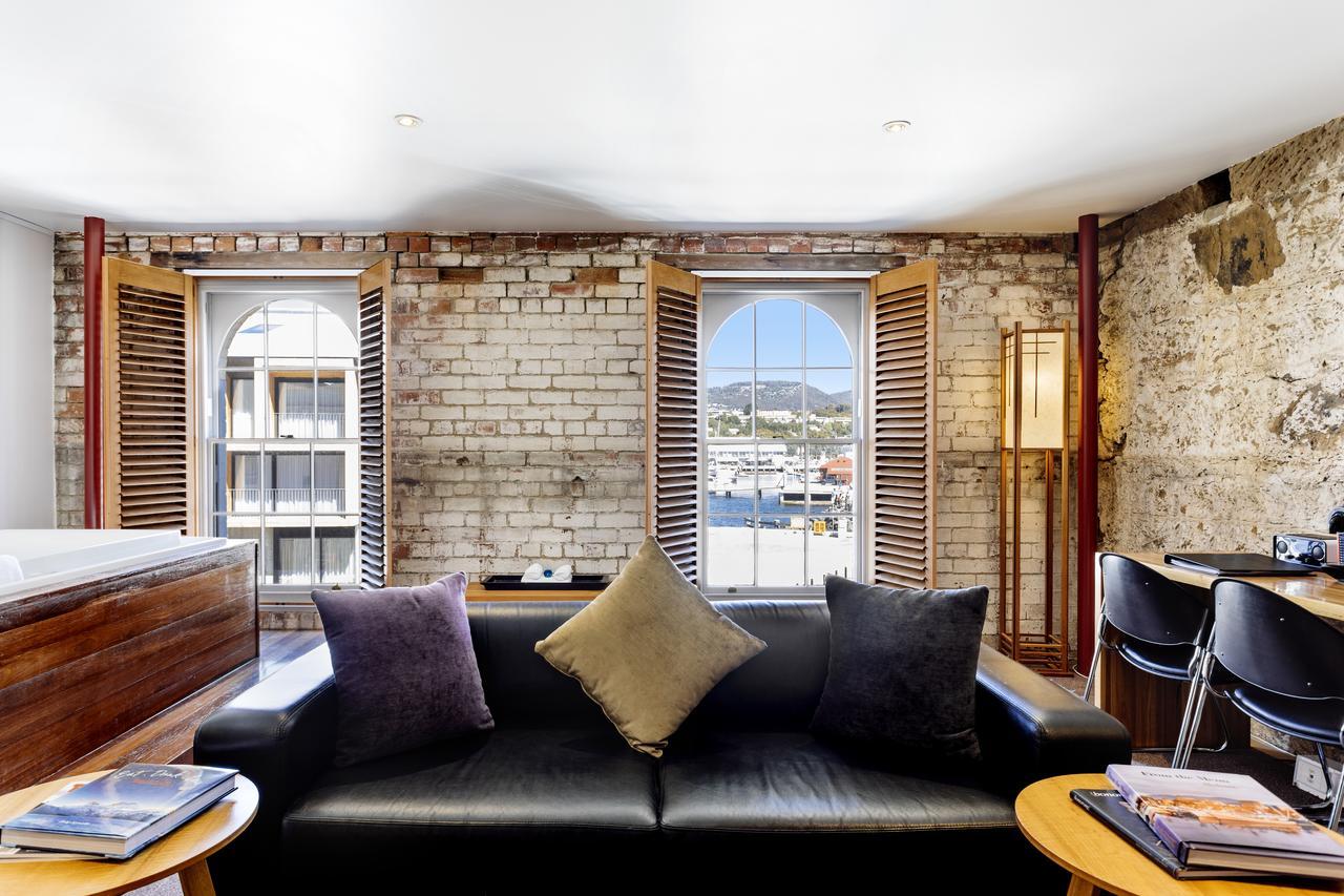 더 헨리 존스 아트 호텔 호바트 외부 사진 The interior of a suite at the hotel