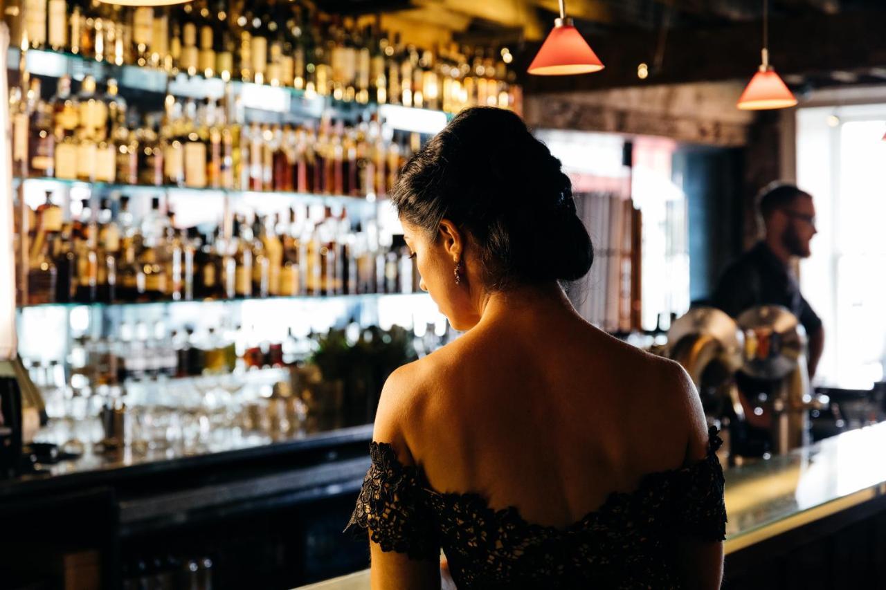 더 헨리 존스 아트 호텔 호바트 외부 사진 A woman at a bar